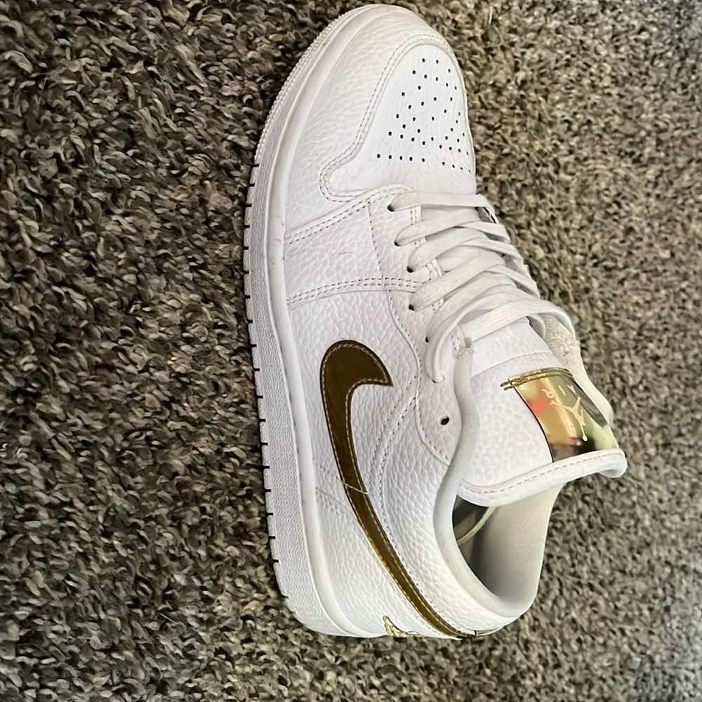 in selling these air jordan 1 lows SE women shoes.